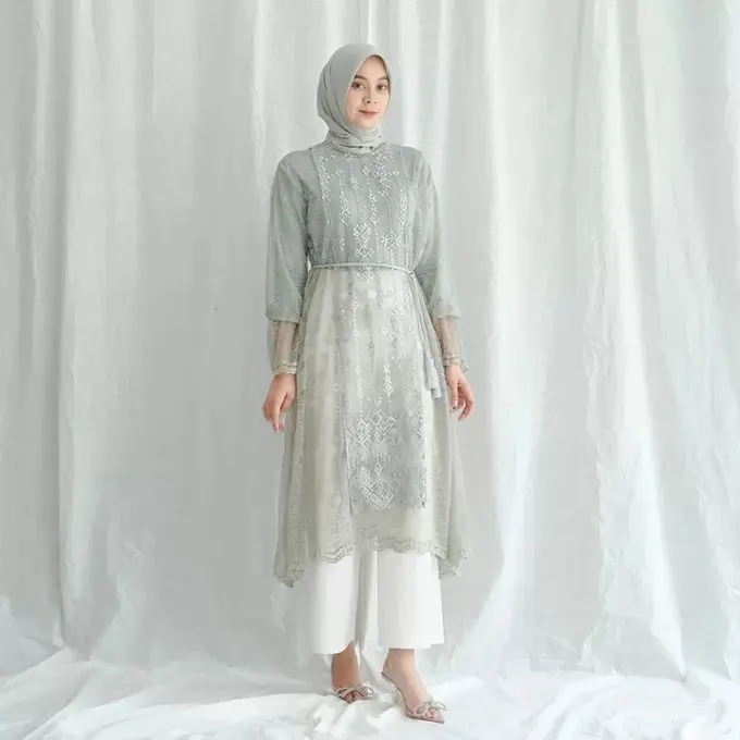 6 Model Dress Brokat Cantik untuk Berbagai Urusan