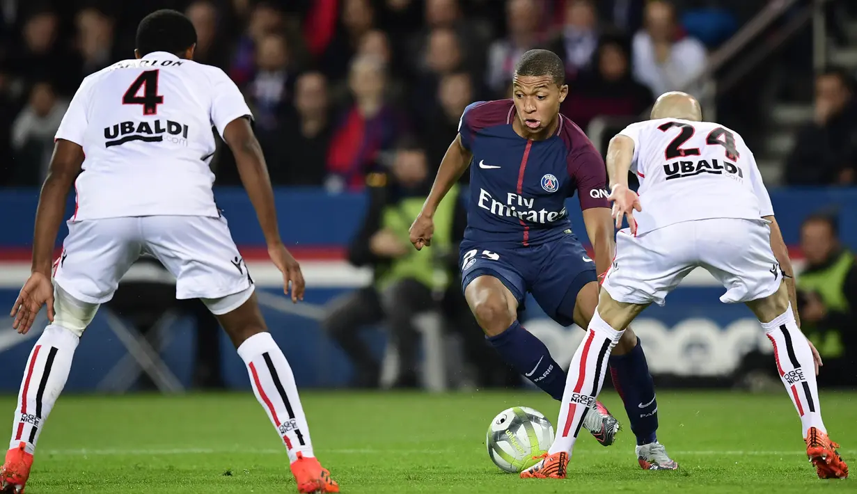 Gelandang PSG, Kylian Mbappe, berusaha melewati hadangan pemain Nice pada laga Ligue 1 Prancis di Stadion Parc des Princes, Paris, Jumat (27/10/2017). PSG menang 3-0 atas Nice. (AFP/Martin Bureau)