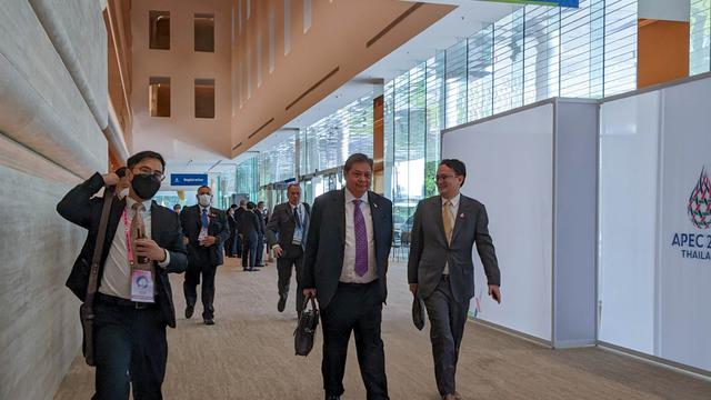 Menteri Koordinator Bidang Perekonomian Airlangga Hartarto memimpin Delegasi Republik Indonesia dalam sesi Working Lunch pada Pertemuan Tingkat Menteri APEC, Kamis (17/11).