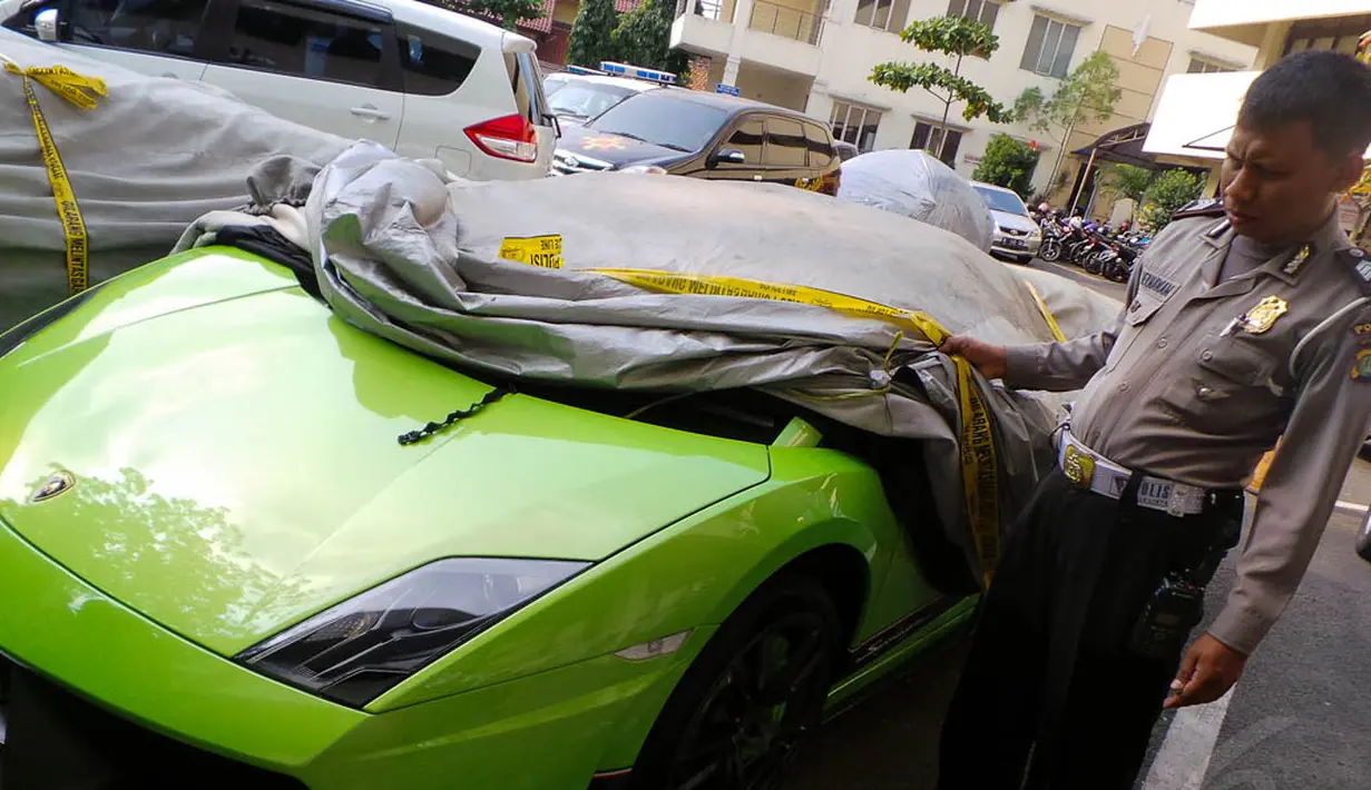 Petugas menunjukan mobil Lamborghini milik Abraham Lunggana atau Haji Lulung di Gedung Korlantas Polri, (1/9/14). (Liputan6.com/Faizal Fanani)
