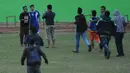 Aremania menghampiri pemain anyarArema Cronus, Esteban Vizcarra usai menjalani latihan di Stadion Gajayana, Malang, Jawa Timur, Rabu (4/11/2015). (Bola.com/Kevin Setiawan)