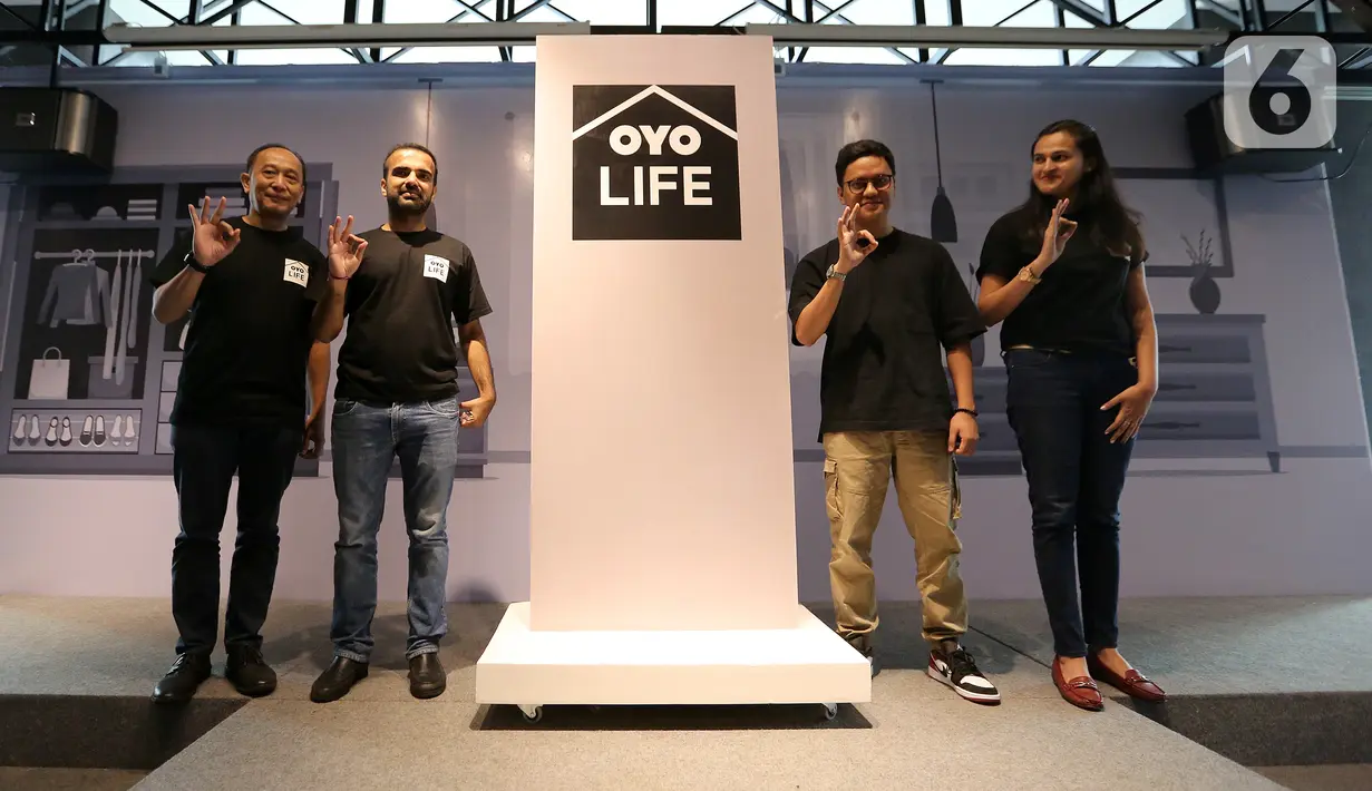 Country Head for Emerging Business OYO Hotels & Homes Indonesia Eko Bramantyo, Country Head Rishabh Gupta, Youtuber dan pemilik Ternak Kostan Arief Muhammad dan Business Head Noopur Choudhary pada peluncuran OYO Life di Jakarta, Rabu (9/10/2019). (Liputan6.com/Fery Pradolo)