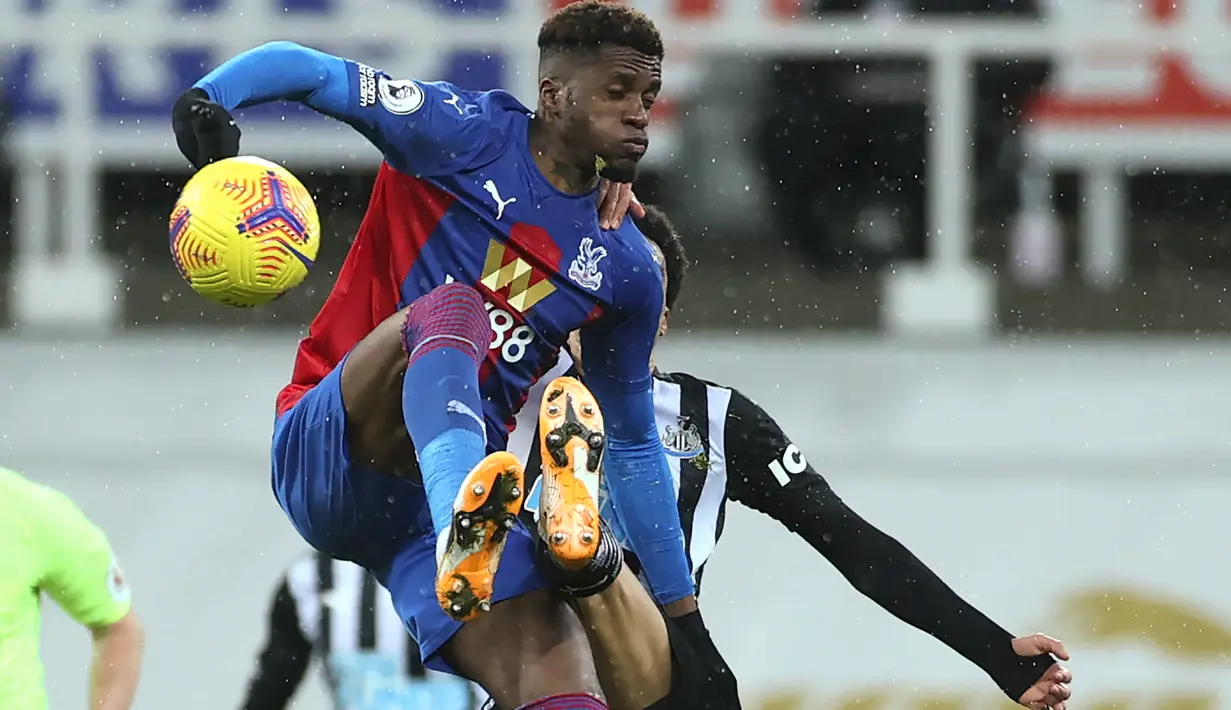 Striker Crystal Palace, Wilfried Zaha berusaha mengontrol bola saat menghadapi Newcastle United dalam pekan ke-22 Liga Inggris di St. James Park, Rabu (3/2/2021) dini hari WIB. Newcastle dikalahkan oleh Crystal Palace dengan skor 1-2.  (LEE SMITH/POOL/AFP)