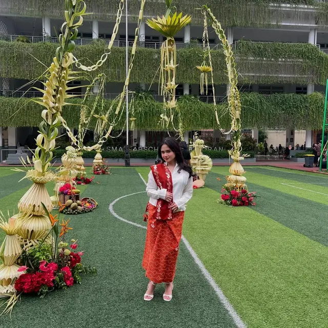 Inspirasi Padu Padan Kebaya & Wastra ala Tissa Biani, Elegan dalam Balutan Sejauh Mata Memandang