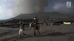 Wisatawan menunggang kuda saat gunung Bromo yang sedang mengalami erupsi di Probolinggo, Jawa Timur, Selasa (26/3/2019). Kawasan wisata Gunung Bromo masih aman dikunjungi wisatawan asalkan tidak melakukan aktivitas di area dalam radius satu kilometer dari kawah Gunung Bromo (merdeka.com/Arie Basuki)