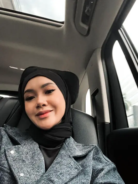 Melalui akun Instagram, wanita yang dikabarkan akan menikah dengan Didi Mahardika ini lebih sering tampil dalam balutan hijab hitam. Penampilan Cita Citata dengan hijab hitam yang dipadukan blazer berwarna abu-abu ini terlihat menawan. (Liputan6.com/IG/@cita_citata)