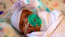 Foto pada Maret 2019 memperlihatkan seorang bayi yang dipanggil dengan nama Saybie. Setelah hampir lima bulan di unit perawatan intensif neonatal, Saybie pulang ke rumahnya di awal bulan Mei dan beratnya kini sudah berada di angka 2,2 kilogram. (Sharp HealthCare via AP)