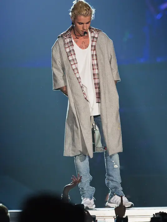 Justin Bieber tiba-tiba mengungkapkan dirinya sangat kecewa dan tidak mood dengan perlakuan penggemarnya. Tanpa pikir panjang, Bieber langsung marah-marah. (AFP/Bintang.com)
