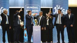 Presiden Paraguay, Alejandro Dominguez (tengah kiri) bersulang dengan Presiden Asosiasi Sepak Bola Argentina (AFA), Claudio Tapiamemegang setelah penunjukkan Argentina, Paraguay, dan Uruguay sebagai negara tuan rumah Piala Dunia FIFA 2030 selama Kongres virtual FIFA di Luque, Paraguay pada 11 Desember 2024. (AFP/Daniel Duarte)