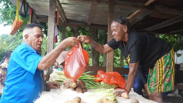 Paulus Waterpau borong hasil kebun warga