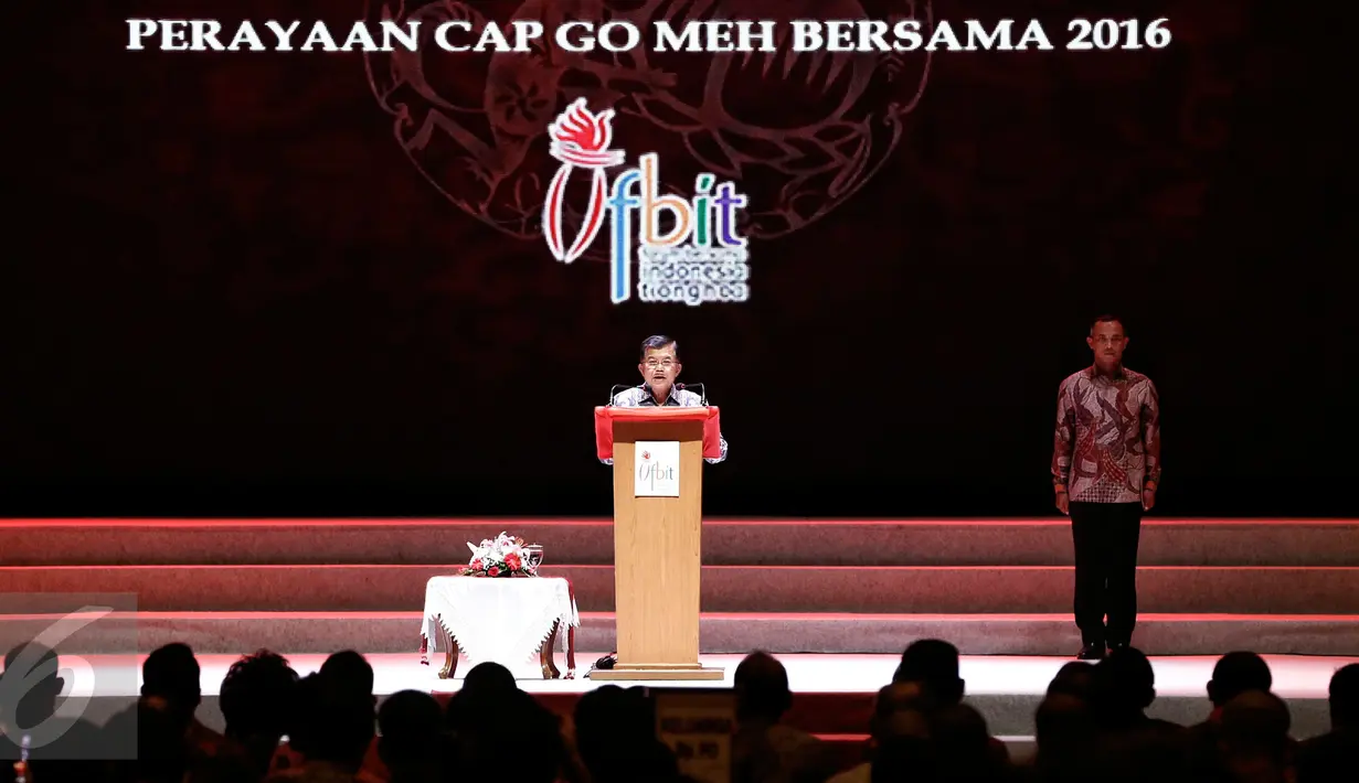 Wapres Jusuf Kalla (JK) memberikan pidato saat menghadiri perayaan Cap Go Meh 2016, di Hall D JIE Kemayoran, Jakarta, Minggu (28/2/2016). Tema yang diangkat untuk tahun ini adalah "Bersama Membangun Bangsa." (Liputan6.com/Faizal Fanani)
