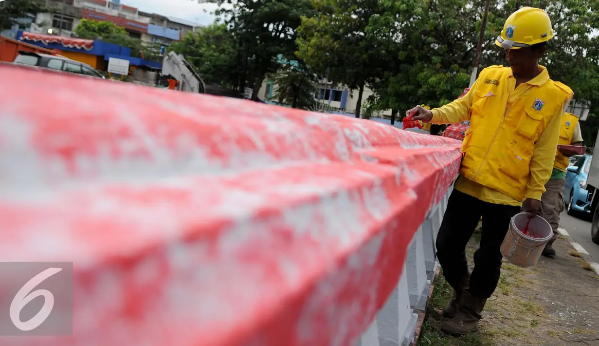 Seorang pekerja mengecat Jembatan Merah di Jalan Pangeran Jayakarta, Jakarta, Selasa (27/12). Perawatan Jembatan dilakukan di sejumlah wilayah ibukota dan untuk memberikan kenyamanan bagi pengguna jembatan. (Liputan6.com/Gempur M. Surya)