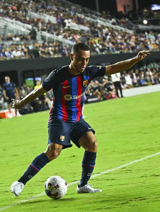 Bek Barcelona, Sergino Dest mengumpan bola saat bertanding melawan Inter Miami FC pada pertandingan persahabatan pramusim di DRV PNK Stadium di Fort Lauderdale, Florida (19/7/2022). Bercelona menang telak atas Inter Miami 6-0. (AFP/Chandan Khanna)