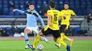 Penyerang Lazio, Joaquin Correa (kiri) berebut bola dengan bek Borussia Dortmund, Mats Hummels pada pertandingan perdana Grup F Liga Champions 2020 di Stadion Olimpico, Rabu (21/10/2020) dini hari WIB. Lazio menang 3-1 atas Borussia Dortmund. (Alberto PIZZOLI / AFP)