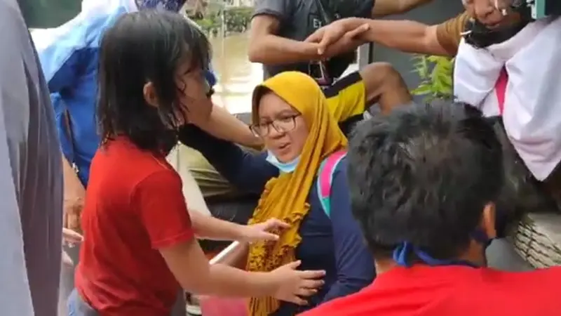 Proses Evakuasi Ibu Hamil Besar di Tengah Banjir
