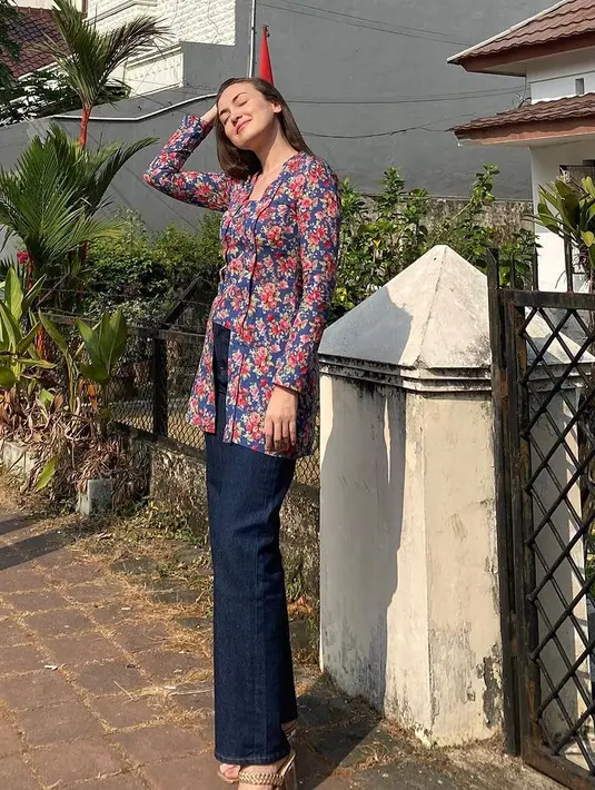 Rianti Cartwright tampil dengan kebaya kutu baru bermotif bunga, dipadukan celana denim model cutbray. [@rinatic]