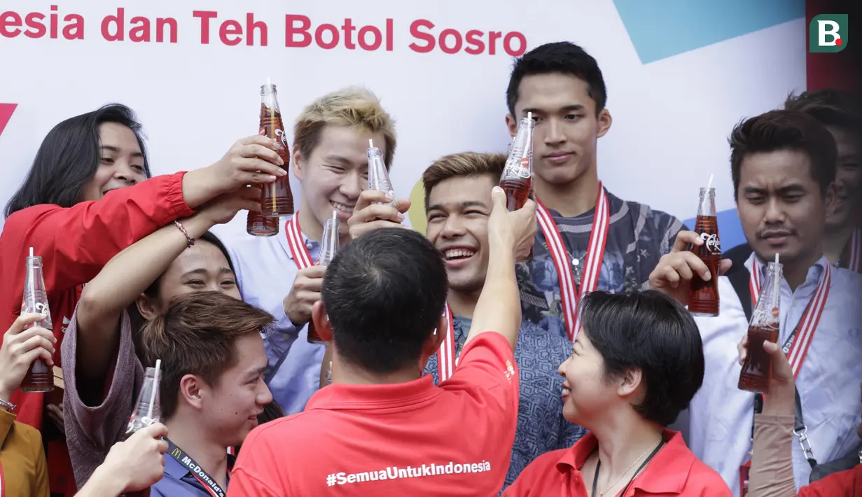 Para atlet saat pemberian apresiasi dari McDonald's dan Teh Botol Sosro di Sarinah, Jakarta, Rabu (5/9/2018). Peraih medali dari cabor bulutangkis dan wushu mendapat penghargaan berupa logam mulia. (Bola.com/M Iqbal Ichsan)
