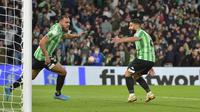 Penyerang Real Betis, Borja Iglesias (kiri) berselebrasi usai mencetak gol ke gawang Rayo Vallecano pada semifinal Copa del Rey (Piala Raja) di Stadion Benito Villamarin, Spanyol (4/3/2022). Hasil imbang itu membuat Real Betis lolos ke babak final dengan agregat kemenangan 3-2. (AFP/Cristina Quicler