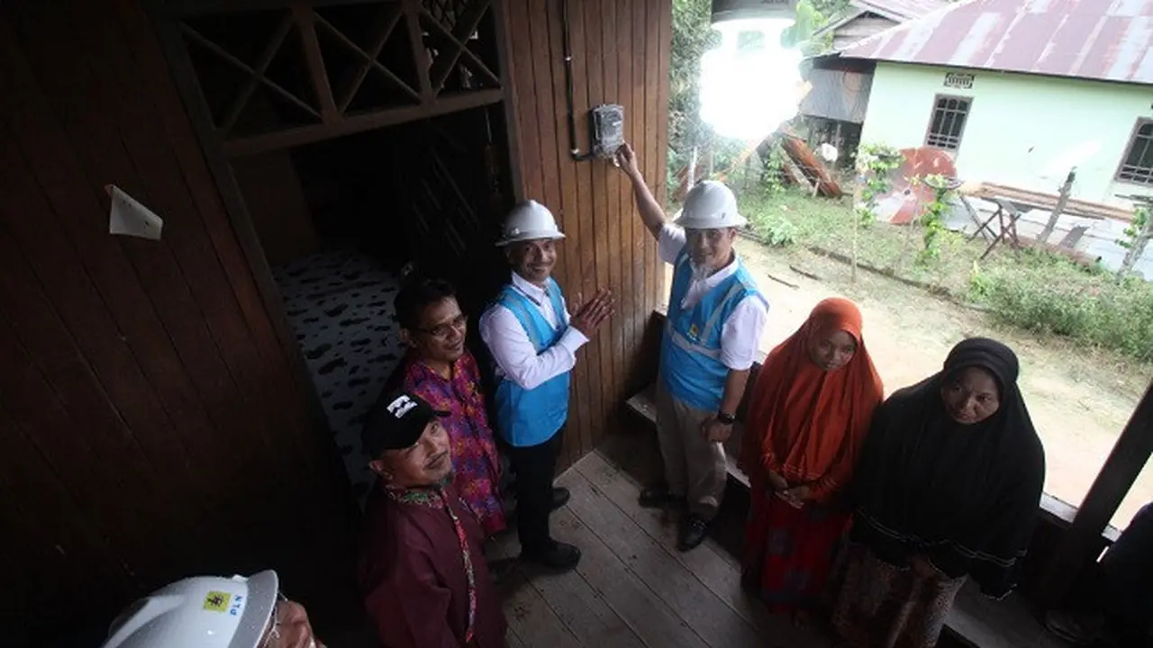 Warga Desa Beringin Agung dan Desa Bukit Merdeka kini bisa menikmati listrik dari PLN (Dok Foto: PT PLN (Persero))