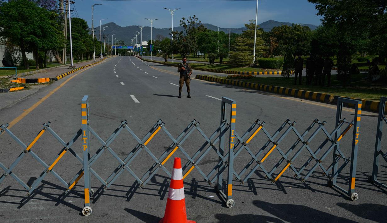 Di sisi lain, Pakistan terus menyerukan agar Amerika Serikat dan Iran tetap menjaga gencatan senjata setelah negosiasi pada putaran pertama berakhir tanpa kesepakatan. Tampak dalam foto, seorang petugas polisi berjaga di pos pemeriksaan yang dibarikade menjelang putaran kedua negosiasi antara kedua negosiasi antara Amerika Serikat dan Iran, di Islamabad, Pakistan, Selasa 21 April 2026. (AP Photo/Anjum Naveed)