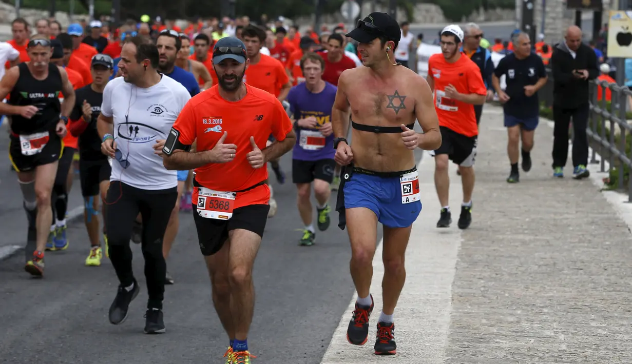 Sejumlah pelari saat mengikuti lomba lari Maraton Internasional  yang ke-6 di Yerusalem, Israel, (18/2). (REUTERS / Baz Ratner)