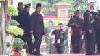 Menteri Pertahanan dan Presiden terpilih pada Pemilu 2024, Prabowo Subianto (ketiga kiri) usai menerima tanda kehormatan Bintang Bhayangkara Utama dari Kapolri Jenderal Pol Listyo Sigit Prabowo di Markar Besar Kepolisian Republik Indonesia, Jakarta, Kamis (20/6/2024). (Liputan6.com/Herman Zakharia)