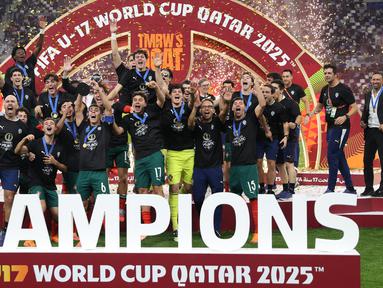 Pemain Portugal melakukan selebrasi setelah berhasil menjuarai Piala Dunia U-17 2025 dengan menumbangkan Austria di partai puncak di Khalifa International Stadium, Kamis (27/11/2025). (AP Photo/Hussein Sayed)