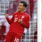 Gelandang Bayern Munchen, Philippe Coutinho, melakukan selebrasi usai membobol gawang Koln pada laga Bundesliga di Allianz Arena, Sabtu (21/9/2019). Bayern Munchen menang 4-0 atas Koln. (AP/Matthias Schrader)