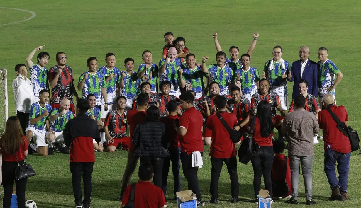 Presiden FIFA, Gianni Infantino, bersama Ketua  PSSI, Mochamad Iriawan foto bersama usai bermain bola di Stadion Madya, Senayan, Jakarta, Selasa (18/10/2022). (Bola.com/M Iqbal Ichsan)