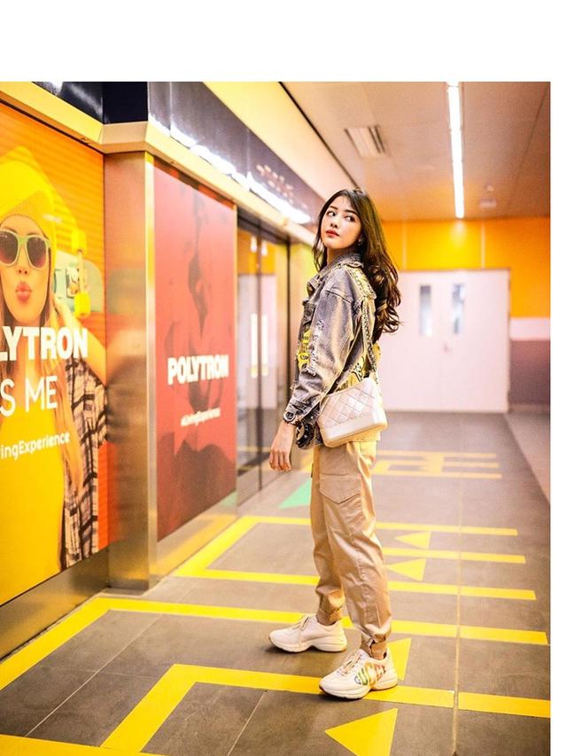 Jadi Sorotan, Ini 7 Gaya Pramugari Siwi Widi dengan Koleksi Tas Mewahnya