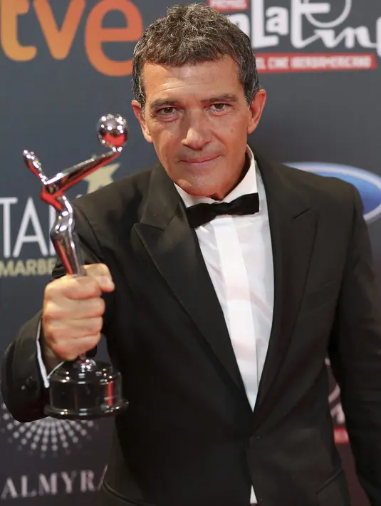 Kata Antonio di talk show TV Loose Women. 'Central Saint Martins mungkin adalah salah satu sekolah terbaik di dunia. Jadi aku akan mulai belajar dengan mereka. Aku perlu pengetahuan untuk mengambil langkah di bidang tersebut'. (Bintang/EPA)