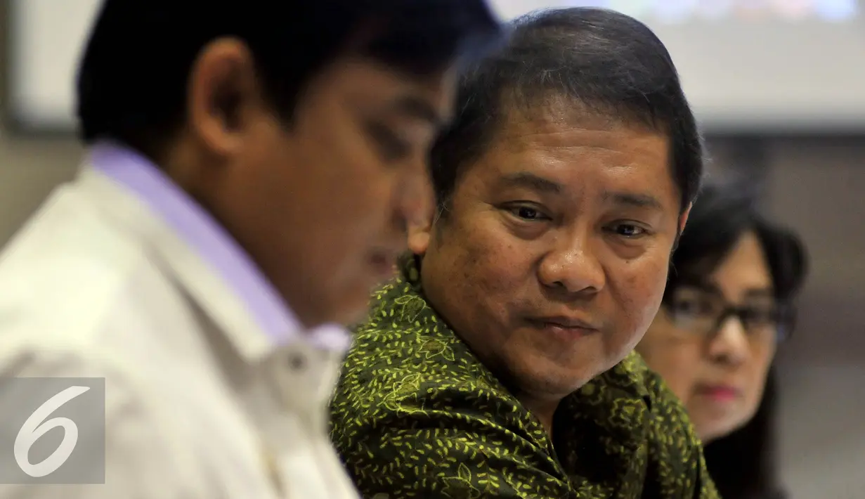 Ekspresi Menteri Komunikasi dan Informatika Rudiantara saat mengikuti raker dengan Komisi I DPR, di Kompleks Parlemen, Senayan, Jakarta, (13/4). Raker tersebut membahas RUU tentang Informasi dan Transaksi Elektronik. (Liputan6.com/Johan Tallo)