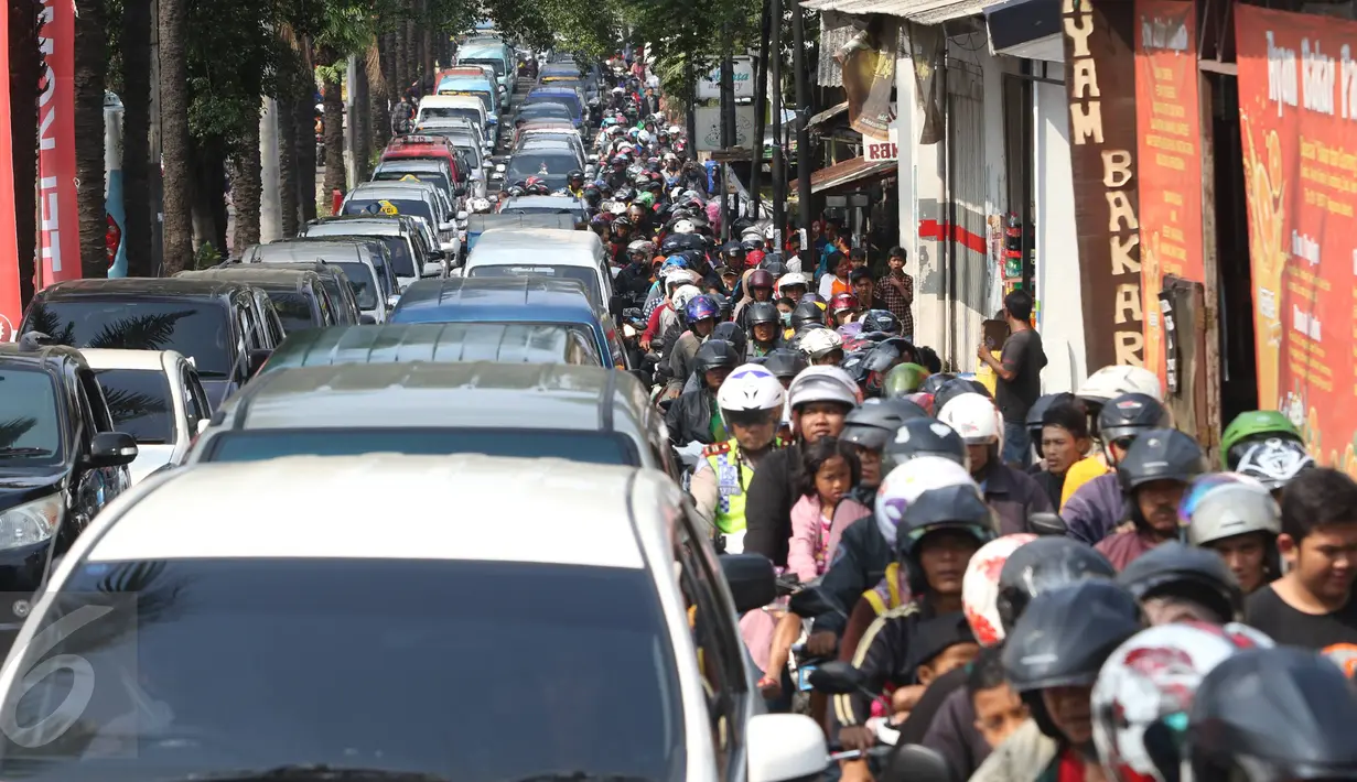 Kendaraan terjebak kemacetan di akses jalan menuju pintu masuk Kebun Binatang Ragunan, Jakarta, Jumat (1/1). Kemacetan tersebut disebabkan oleh tingginya antusiasme warga yang ingin berlibur di kawasan Ragunan. (Liputan6.com/Immanuel Antonius)