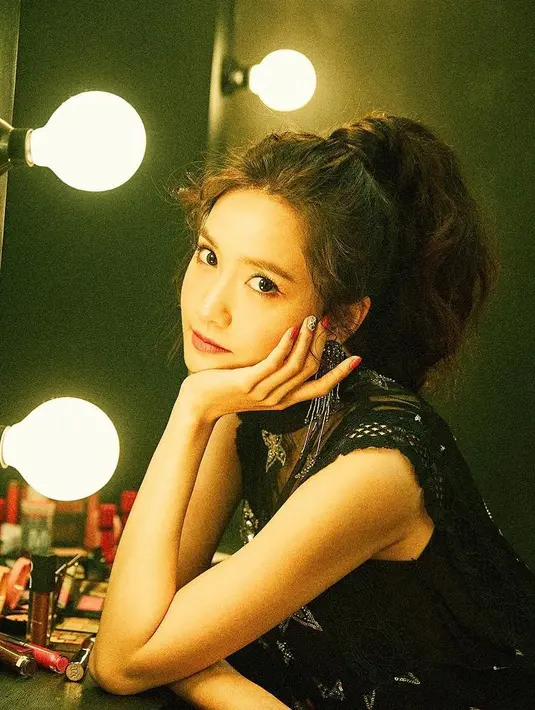 Ia terlihat begitu bahagia saat menyiapkan masakan untuk Park Bo Gum. Yoona tampak menyiapkan masakan spesial untuk Park Bo Gum yang harus pulang ke Seoul setelah 3 hari di kediaman Lee Hyori. (Foto: instagram.com/yoona__lim)