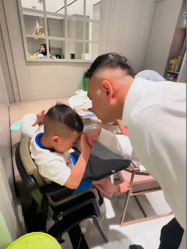 6 Potret Raffi Ahmad Pamit kepada Keluarga Berangkat ke Akmil, Peluk Cium Anak Istri