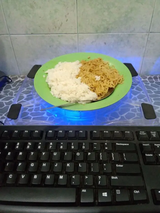 7 Aksi Kocak Orang saat Mendinginkan Makanan Ini Bikin Geleng Kepala