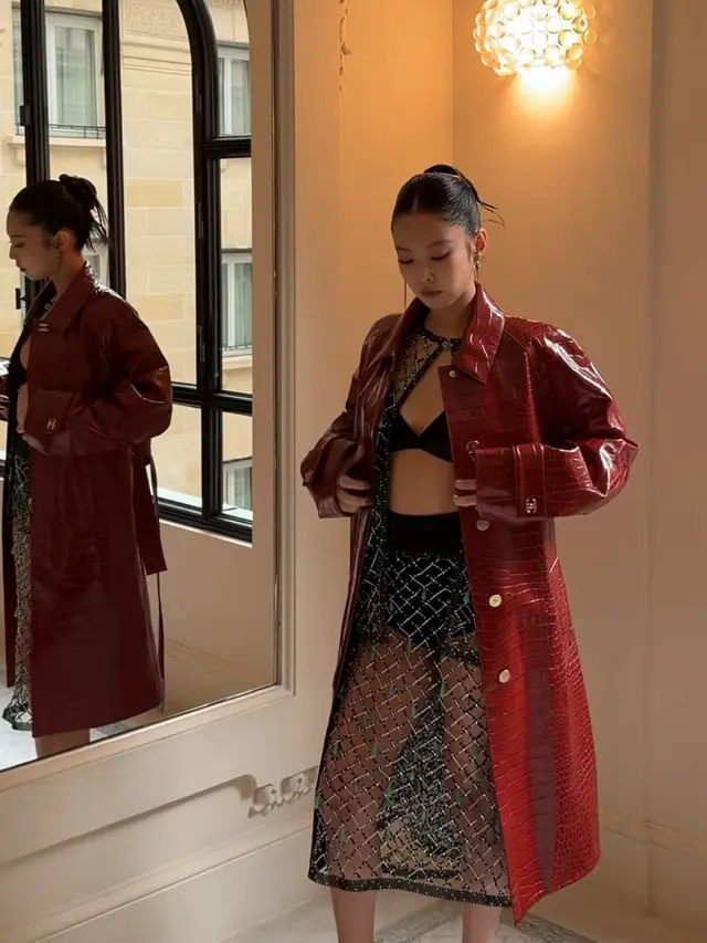 Jennie Blackpink saat hadir di Show Chanel Paris Fashion Week dengan setelan hitam. [@jennierubyjane]