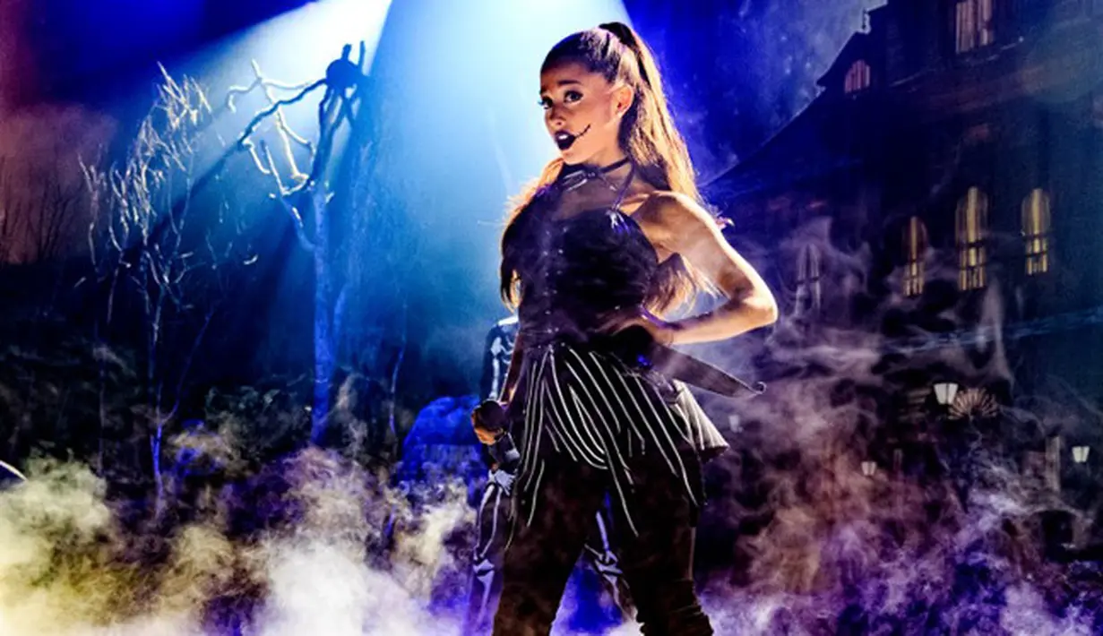 Ledakan yang terjadi di Manchester saat konsernya berlangsung nampakya tak akan hilang dari benak Ariana Grande. Kejadian yang menelan korban itu justru mengubah kehidupan Ariana untuk menjadi sosok yang lebih baik. (AFP/Bintang.com)