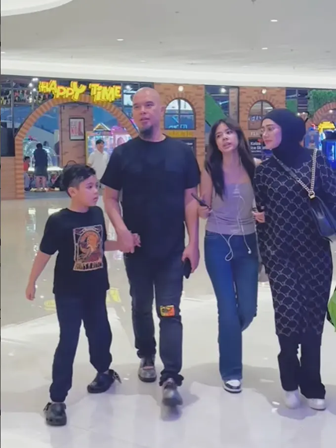 Momen liburan Ahmad Dhani dan Mulan Jameela bersama anak-anaknya. [Foto: Instagram/mulanjameela1]