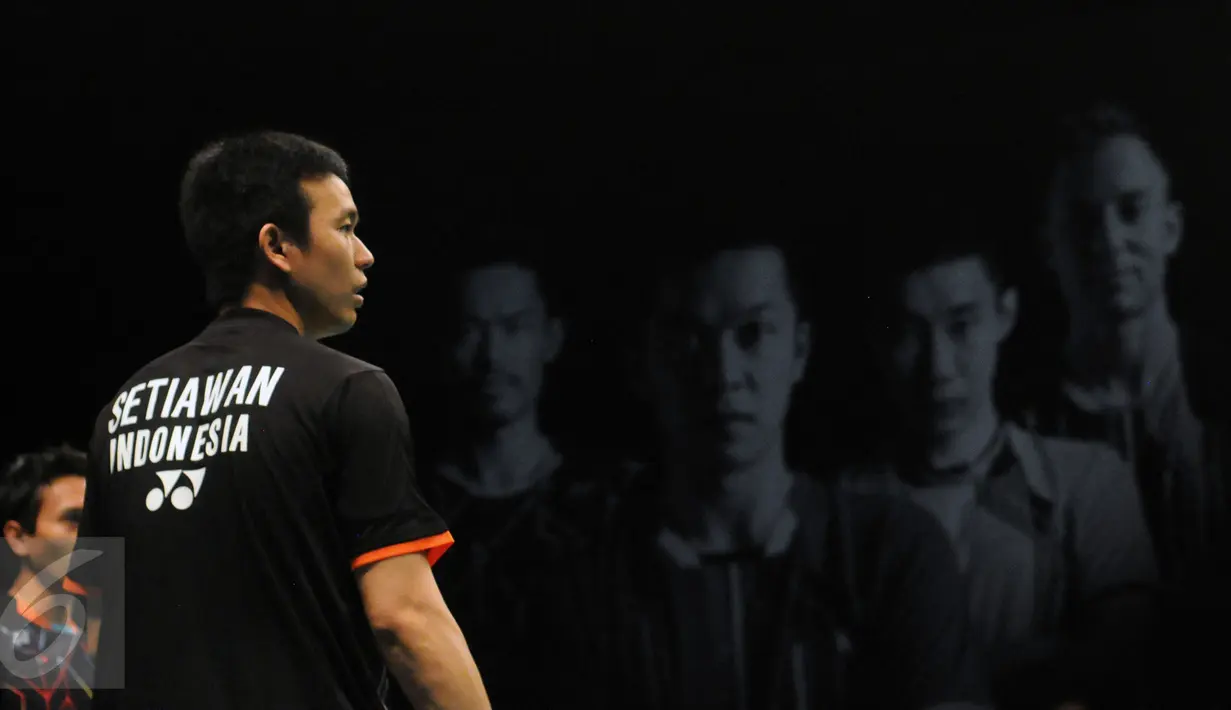 Ganda putra Indonesia, Hendra Setiawan/M Ahsan ikut ambil bagian dalam laga eksebisi The Legends Vision di GOR Asia Afrika, Senayan, Jakarta, Senin (17/8/2015). (Liputan6.com/Helmi Fithriansyah) 