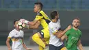 Kiper Persela, Alexander mengamankan bola dari kejaran pemain Bhayangkara FC, Ilija Spasojevic (kanan) pada lanjutan Liga 1 2017 di Stadion Patriot, Bekasi, (27/10/2017). Bhayangkara menang 3-1. (Bola.com/Nicklas Hanoatubun)