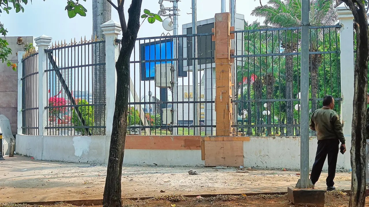 Kondisi pagar halam gedung DPR/MPR RI pasca aksi demonstrasi kawal putusan MK.