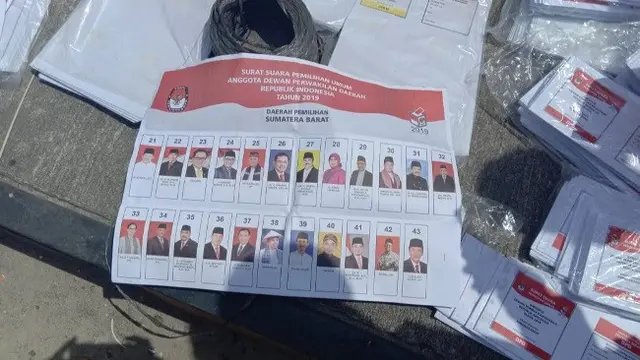 Surat suara yang rusak karena basah ketika ditemukan di bawah jembatan di Riau.