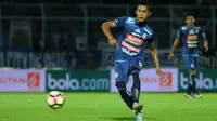 Bek Arema, Ahmad Alfarizi, berkomentar tentang kartu merahnya saat melawan Mitra Kukar (27/2/2018). (Bola.com/Iwan Setiawan)