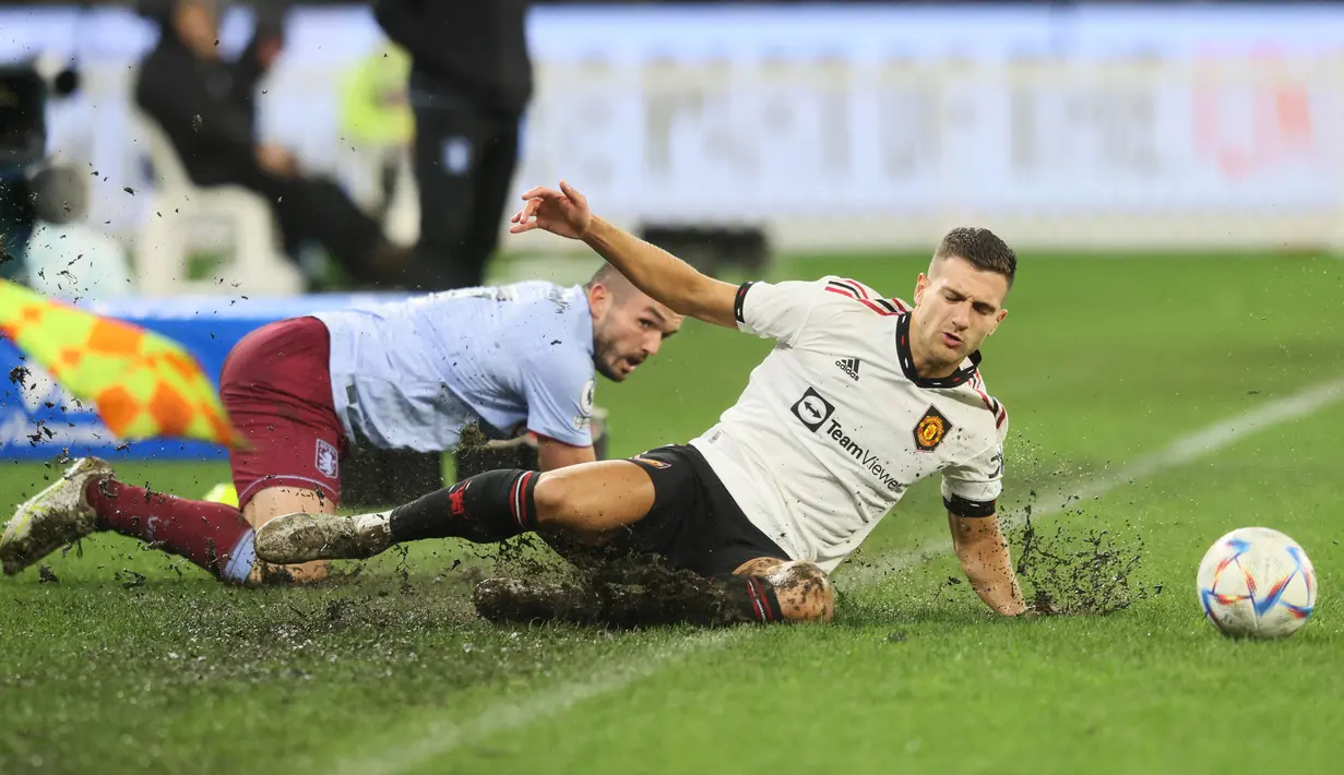 Akibat dari hujan yang turun pada pertandingan tersebut berdampak kepada lapangan yang menjadi becek hingga sulit mengendalikan bola. (AFP/Trevor Collens)
