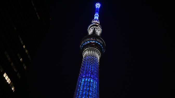 Menara Tokyo Skytree terlihat menyala dengan warna biru bertuliskan 