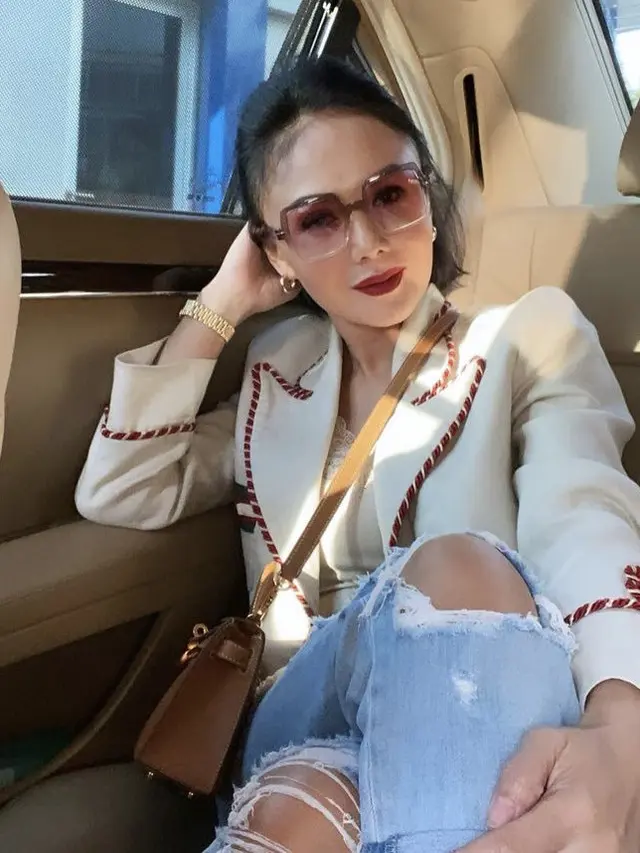 Tampilan Yuni Shara Kenakan Celana Robek-Robek dipadukan dengan item fashion yang membuat awet muda, credit: @yunishara36