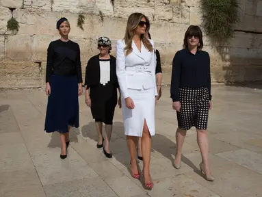 Ibu Negara AS, Melania Trump dan Ivanka Trump saat mengunjungi Tembok Ratapan, tempat suci milik kaum Yahudi, di Yerusalem (22/5). (Heidi Levine, pool via AP)