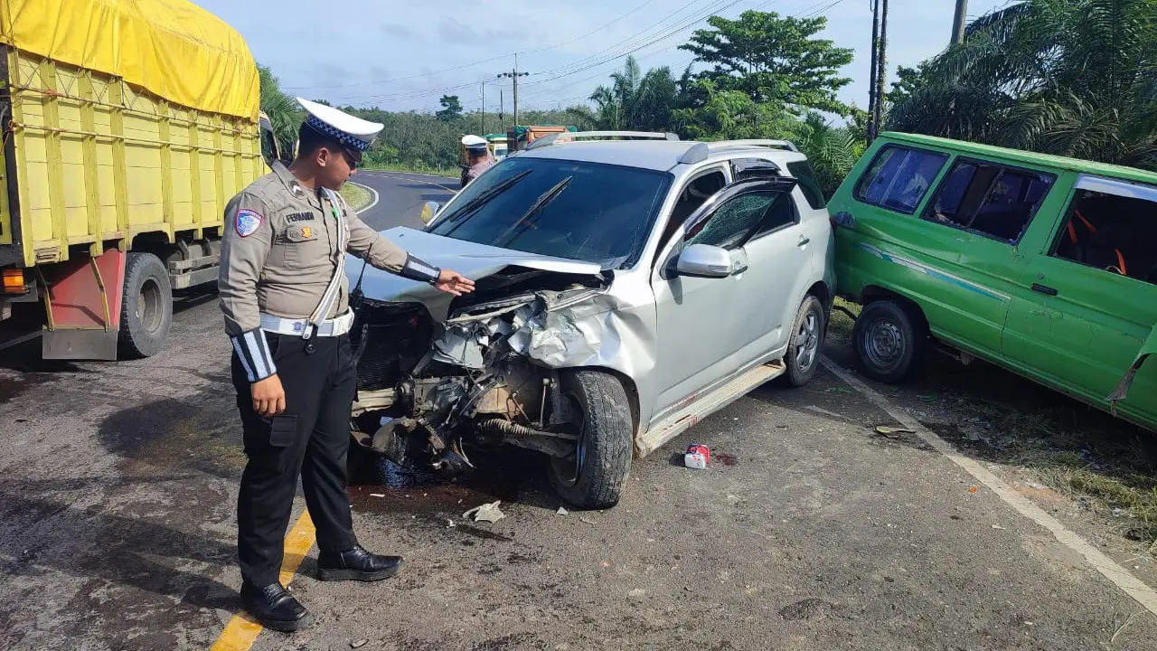 Kondisi dua minibus yang mengalami kecelakaan lalu lintas di Mesuji, Lampung mengalami ringsek parah. Foto : (Istimewa).