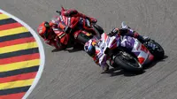 Duel antara Jorge Martin dan Pecco Bagnaia pada balapan MotoGP Jerman 2023 hari Minggu (18/06/2023). (Ronny HARTMANN / AFP)